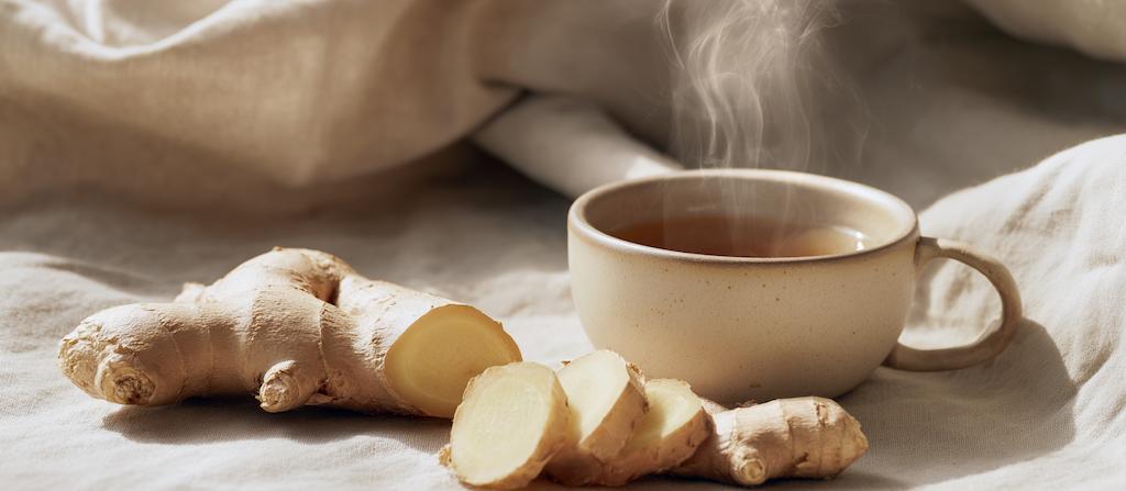  Warme gemberthee met verse gemberwortel in natuurlijk licht