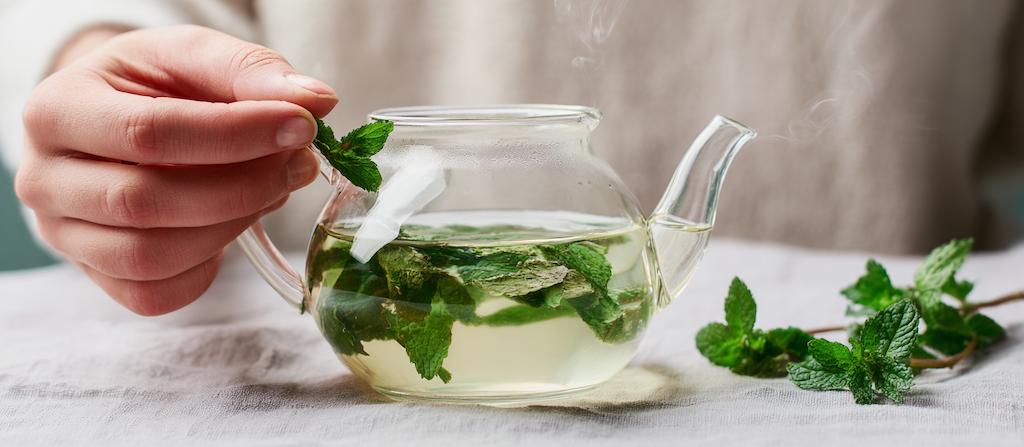  Verse muntthee die zacht trekt in een glazen theepot