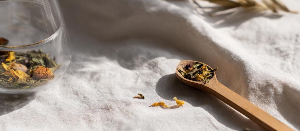 Dosering van losse kruiden voor een botanische thee-infusie