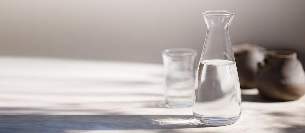 Helder water in een glas als basis voor een zachte thee
