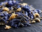 Getrocknet und bereit für Tee: blaue lotusblume