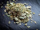 Getrocknet und bereit für Tee: zitronenmelisse