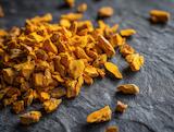 Getrocknet und bereit für Tee: kurkuma‑wurzel