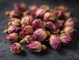 Getrocknet und bereit für Tee: rosenknospen