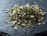 Getrocknet und bereit für Tee: heiliges basilikum / tulsi